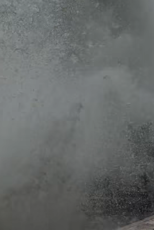 颱風樺加沙|鴨脷洲海怡半島岸邊,風暴時有兩名女子帶一名男童追風自拍時被巨浪沖跌(影片截圖)