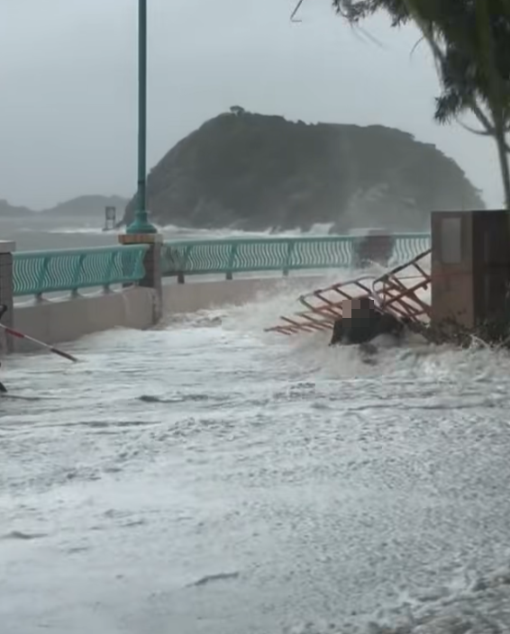 颱風樺加沙|鴨脷洲海怡半島岸邊,風暴時有兩名女子帶一名男童追風自拍時被巨浪沖跌(影片截圖)