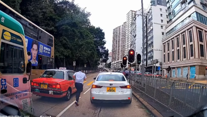 小巴司機下車跑往交通燈方向。(網上影片截圖)