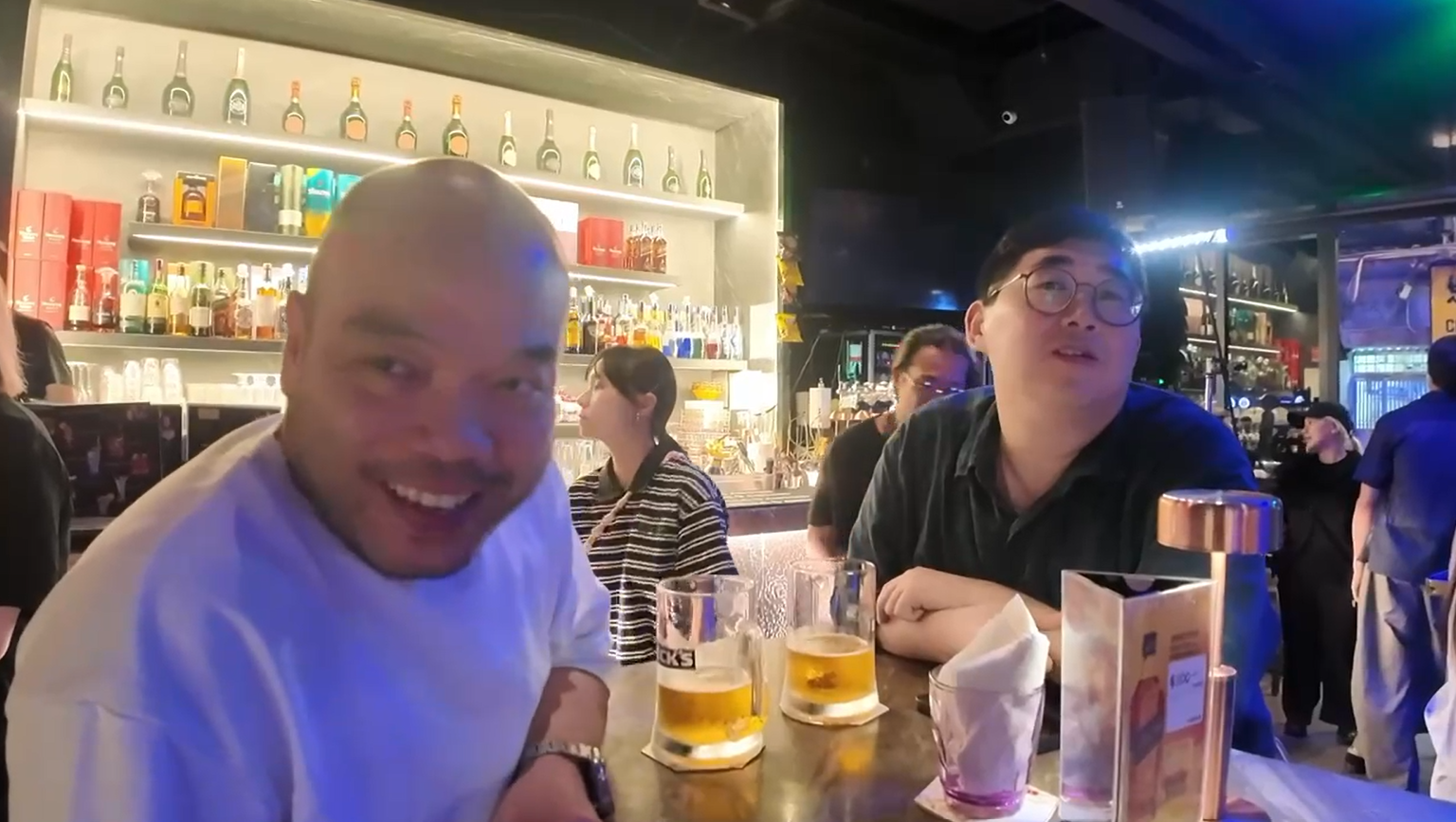 導演陳茂賢、吳煒倫探班順道做埋老臨,在MV扮酒客。