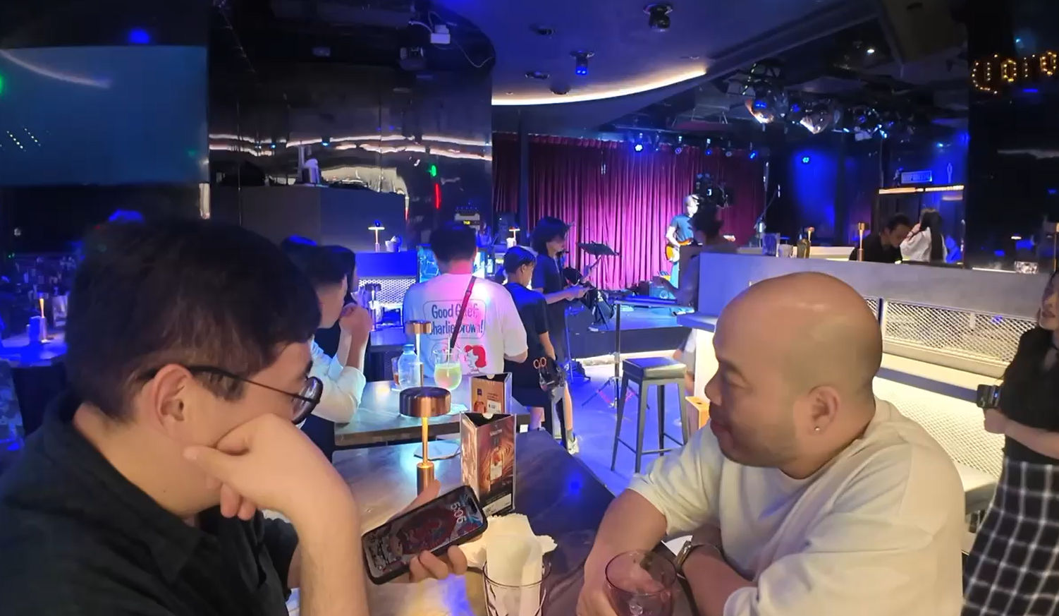 導演陳茂賢、吳煒倫探班順道做埋老臨,在MV扮酒客。