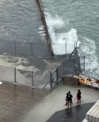 警拘捕一名46歲父親,及一名33歲印尼籍女傭,涉嫌於樺加沙襲港期間,帶同兩名分別4歲及6歲男童到堅尼地城海旁觀浪。(影片截圖)