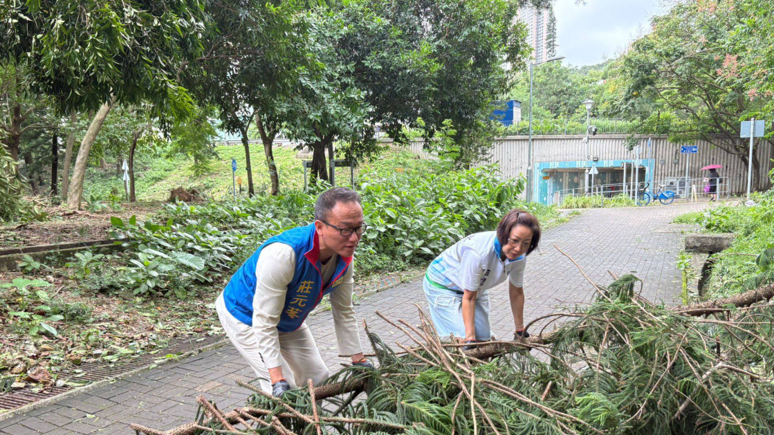 民政及青年事務局局長麥美娟表示,關愛隊在颱風期間發揮很大力量(西貢關愛隊聯席FB)