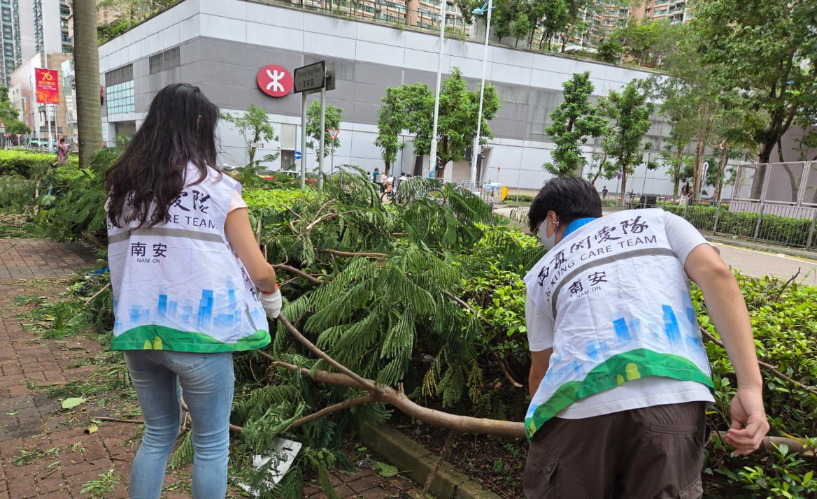 民政及青年事務局局長麥美娟表示,關愛隊在颱風期間發揮很大力量(西貢關愛隊聯席FB)