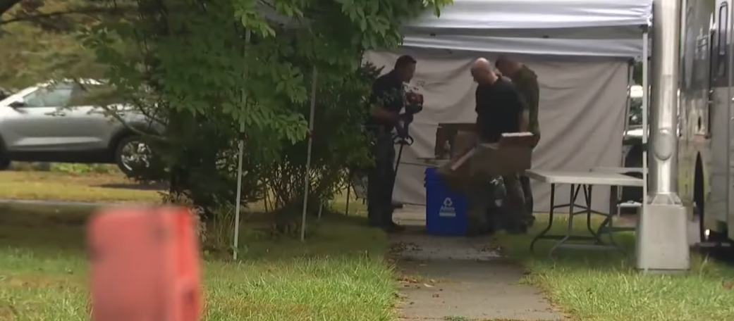 相關人員到兇案現場調查。(互聯網)