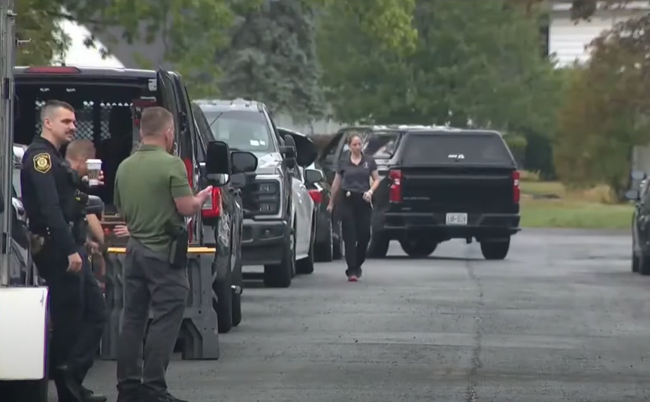 相關人員到兇案現場調查。(互聯網)