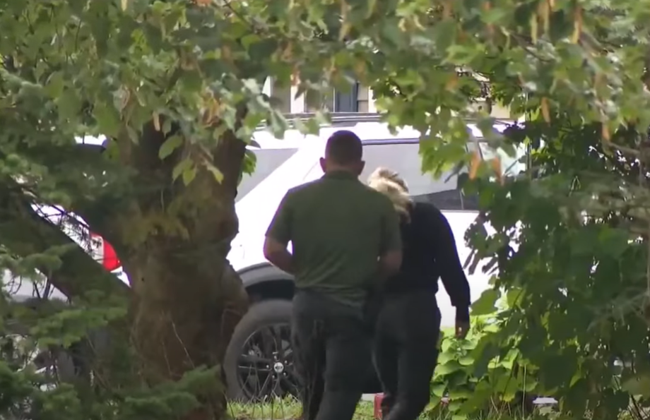 相關人員到兇案現場調查。(互聯網)