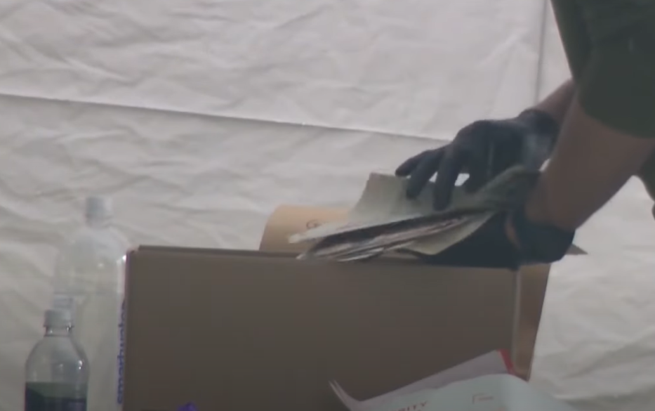 克勞斯在電視台專訪中承認殺死父母。(互聯網)