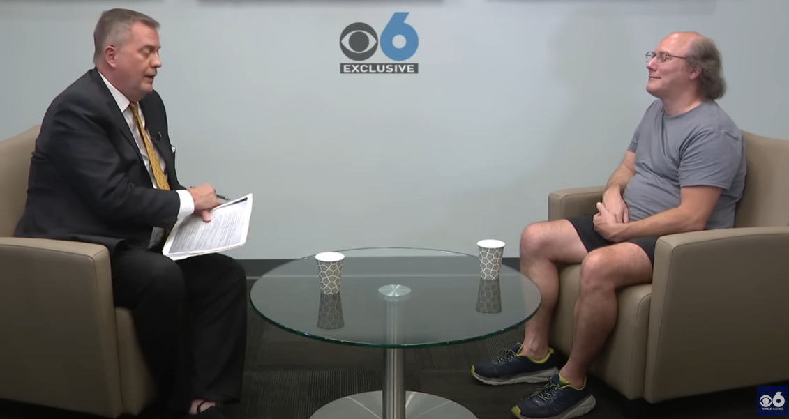 克勞斯在電視台專訪中承認殺死父母。(互聯網)