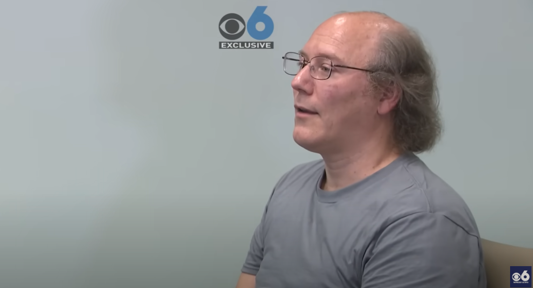 克勞斯在電視台專訪中承認殺死父母。(互聯網)