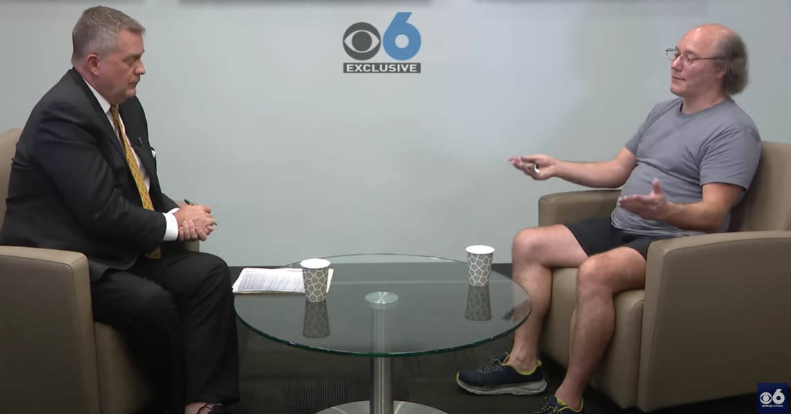 克勞斯在電視台專訪中承認殺死父母。(互聯網)