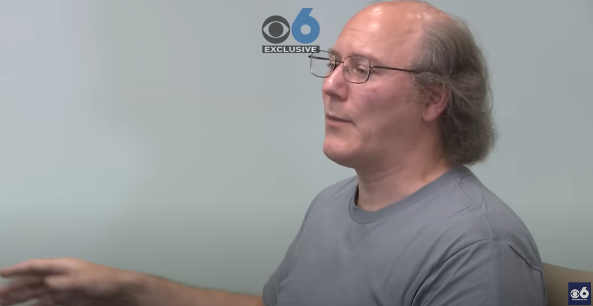 克勞斯在電視台專訪中承認殺死父母。(互聯網)