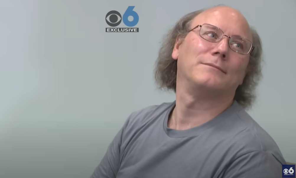 克勞斯在電視台專訪中承認殺死父母。(互聯網)