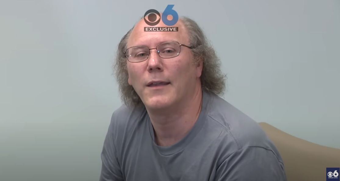 克勞斯在電視台專訪中承認殺死父母。(互聯網)