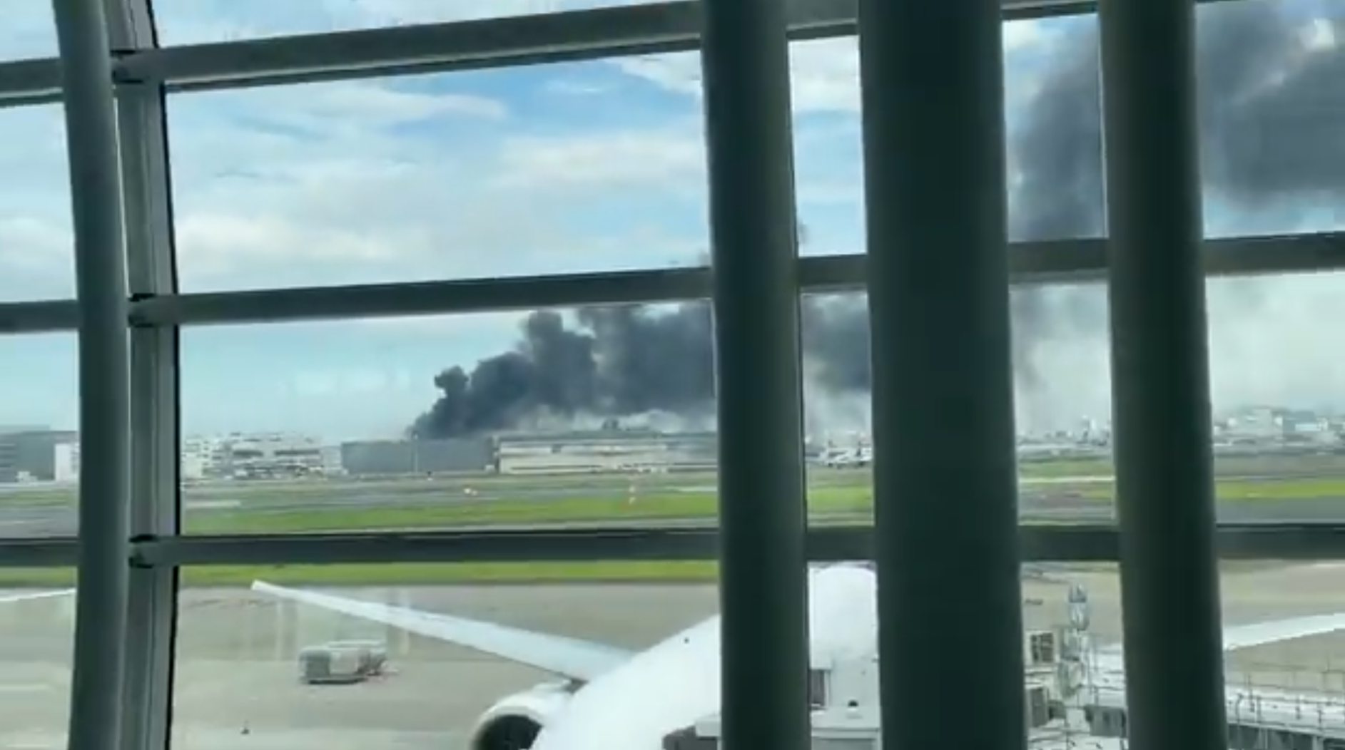 從網上曝光的畫面可見,機場附近一處建築物濃煙不斷上竄