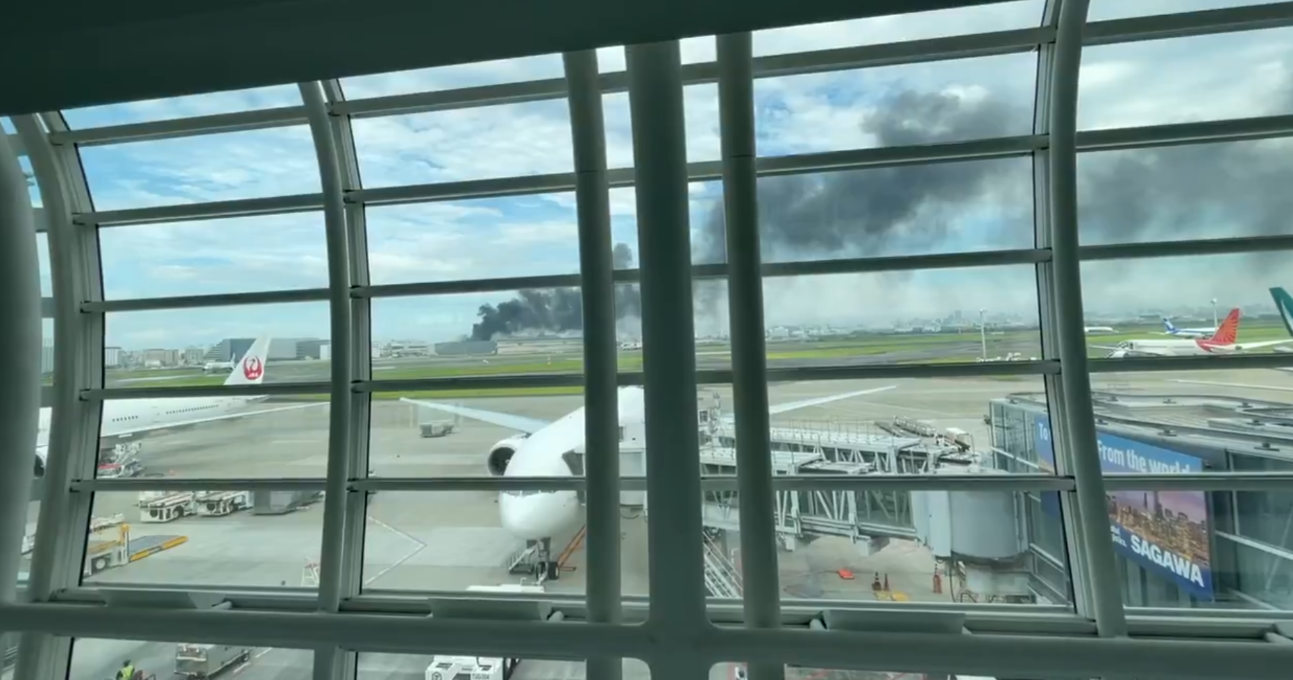 從網上曝光的畫面可見,機場附近一處建築物濃煙不斷上竄