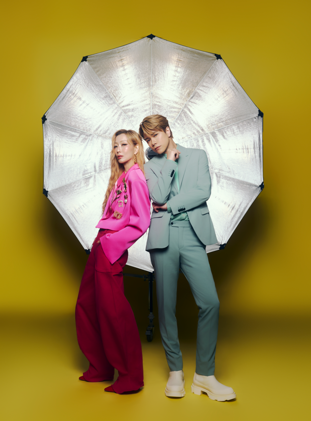 此款造型以「光」為概念,Sammi與軒仔分別換上螢光粉紅及淺綠色型格西裝,展現出獨特的個人魅力