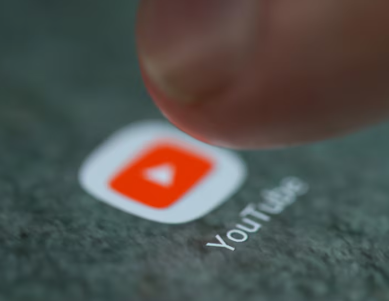 影片分享平台YouTube母公司同意,就2021年國會暴動後封鎖美國總統特朗普的帳戶,支付2450萬美元(約1.91億港元)和解金,以結束相關的法律爭議。(路透社資料圖片)