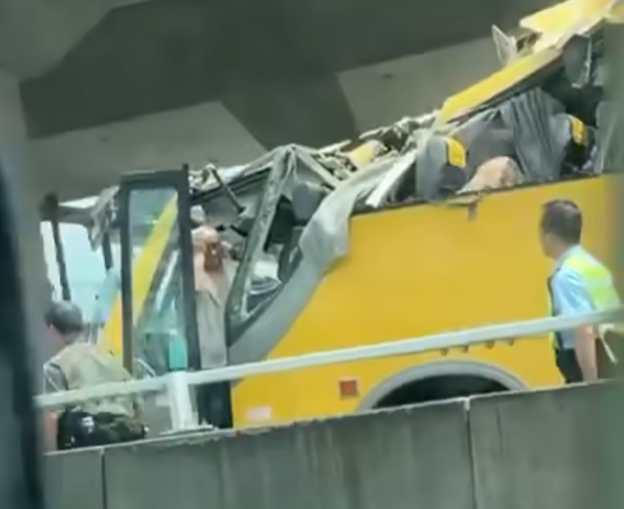 香園圍口岸有旅遊巴失事撞橋躉(影片截圖)
