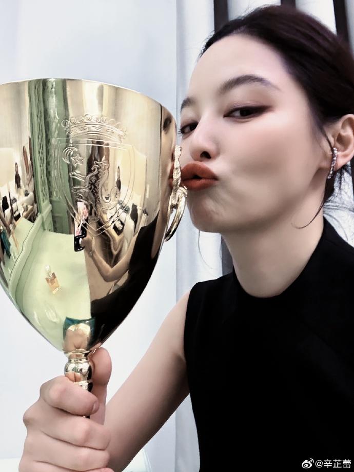 辛芷蕾獲獎後在社交平台寫道:「感恩所有。」