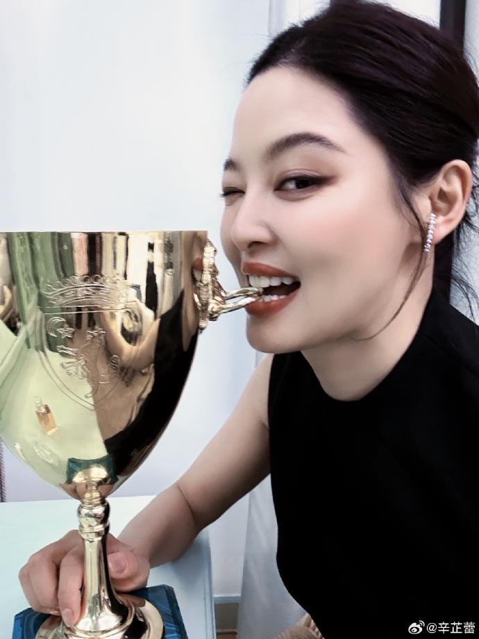 辛芷蕾在社交平台分享榮耀。