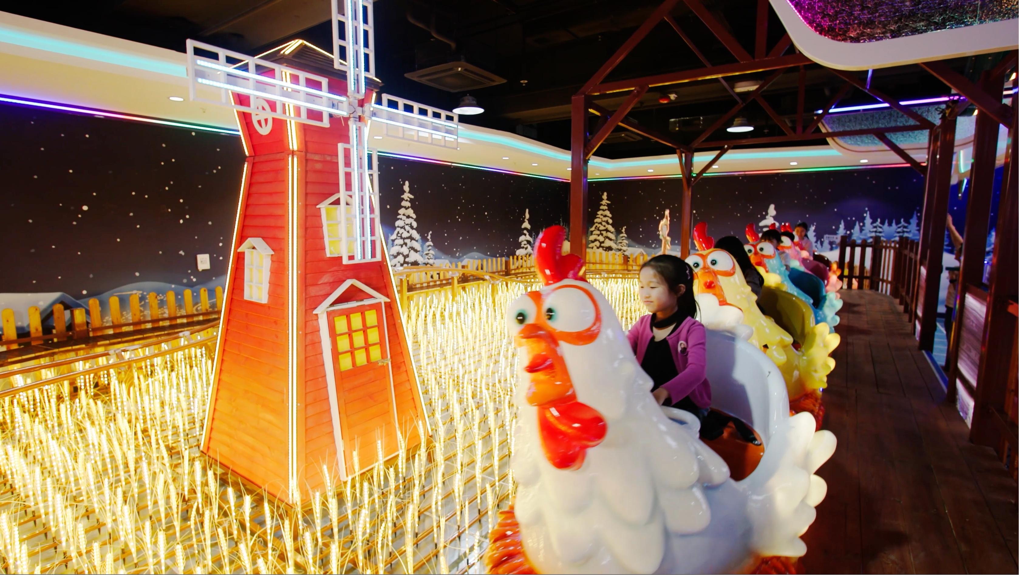 農場快車。坐在搞笑的公雞車上,圍繞金黃發光的禾稻田、稻草人和荷蘭風車屋行駛