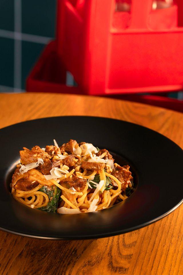 鑊氣沙嗲牛意 ($168)有燉牛臉肉、菠菜及洋蔥,最後撒上花生碎及巴馬臣芝士。