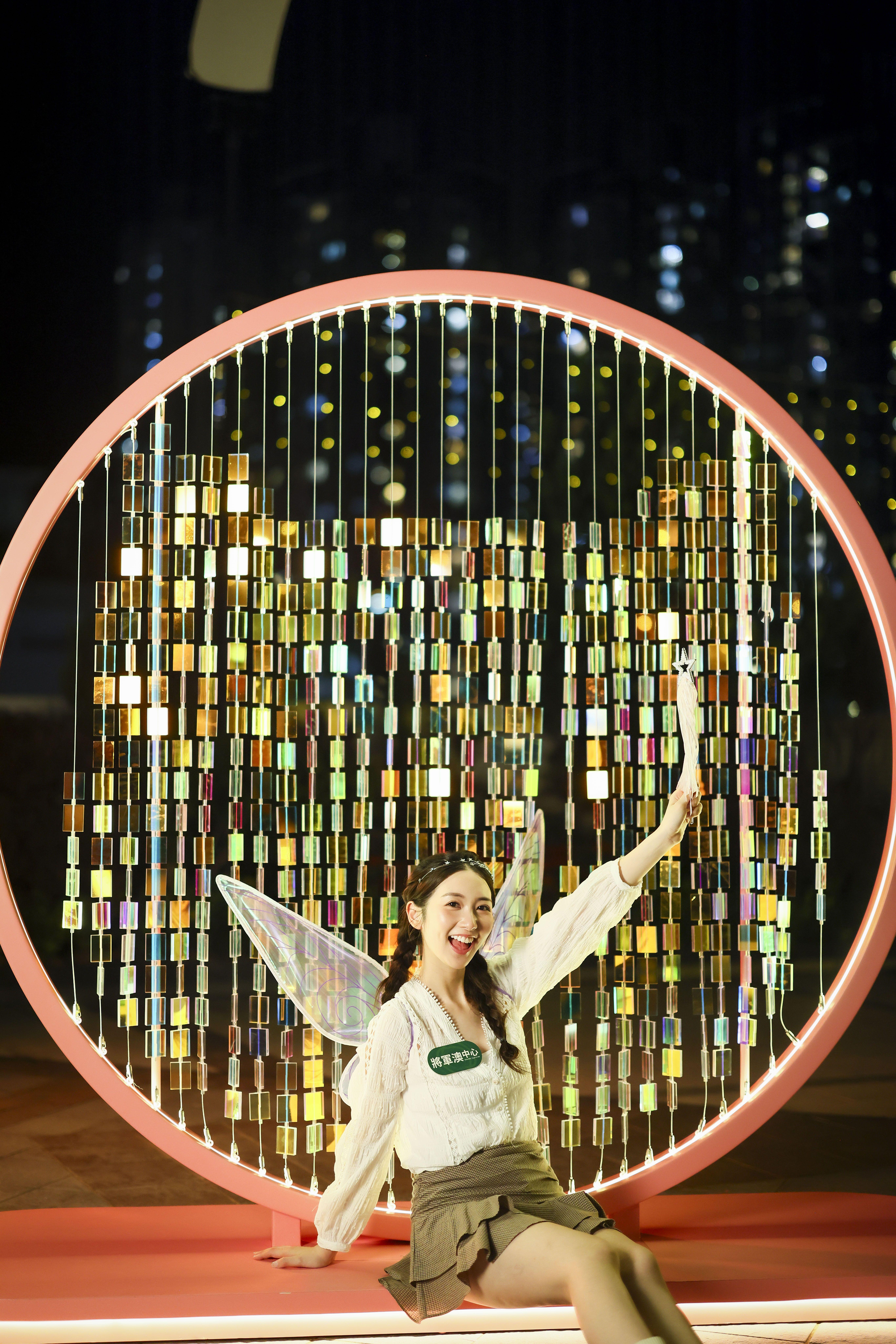 閃爍月洞門:舞動珠片拼湊出貓咪頭像