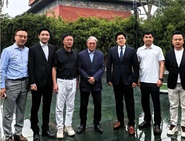 霍震霆偕兩子霍啟剛、霍啟山,抵達天安門廣場參加閱兵儀式。