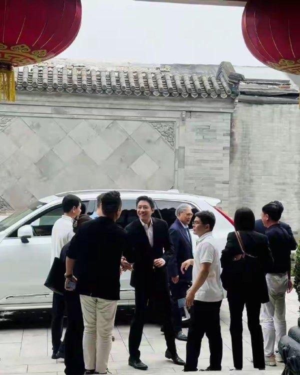 近年霍震霆經常偕子出席國家活動。