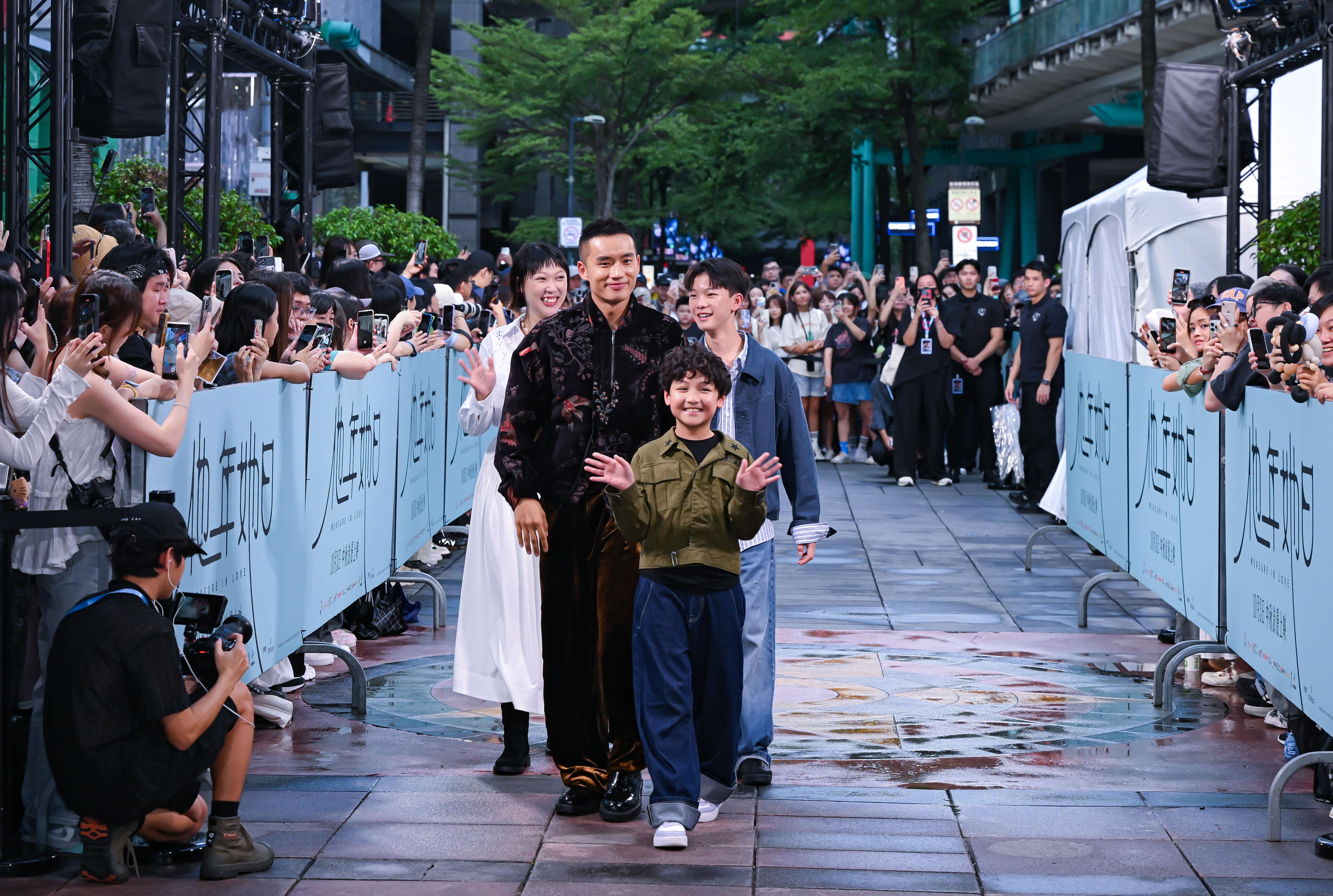 韓佩瑤(左起)、陳澤耀、「小薯仔」王子軒與「小番茄」黃梓曜(前)