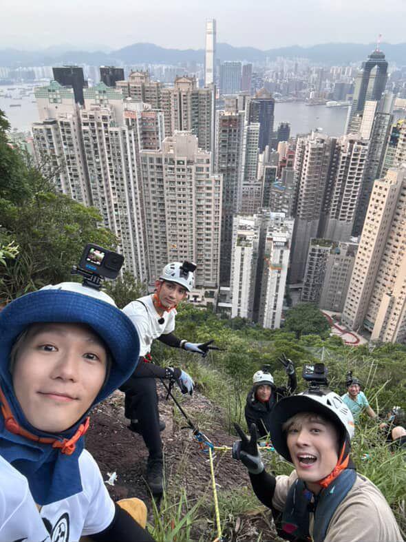 Lokman、AK、Alton、Frankie拍《夜粥先生幾多點》,齊齊於半山玩高空飛索。