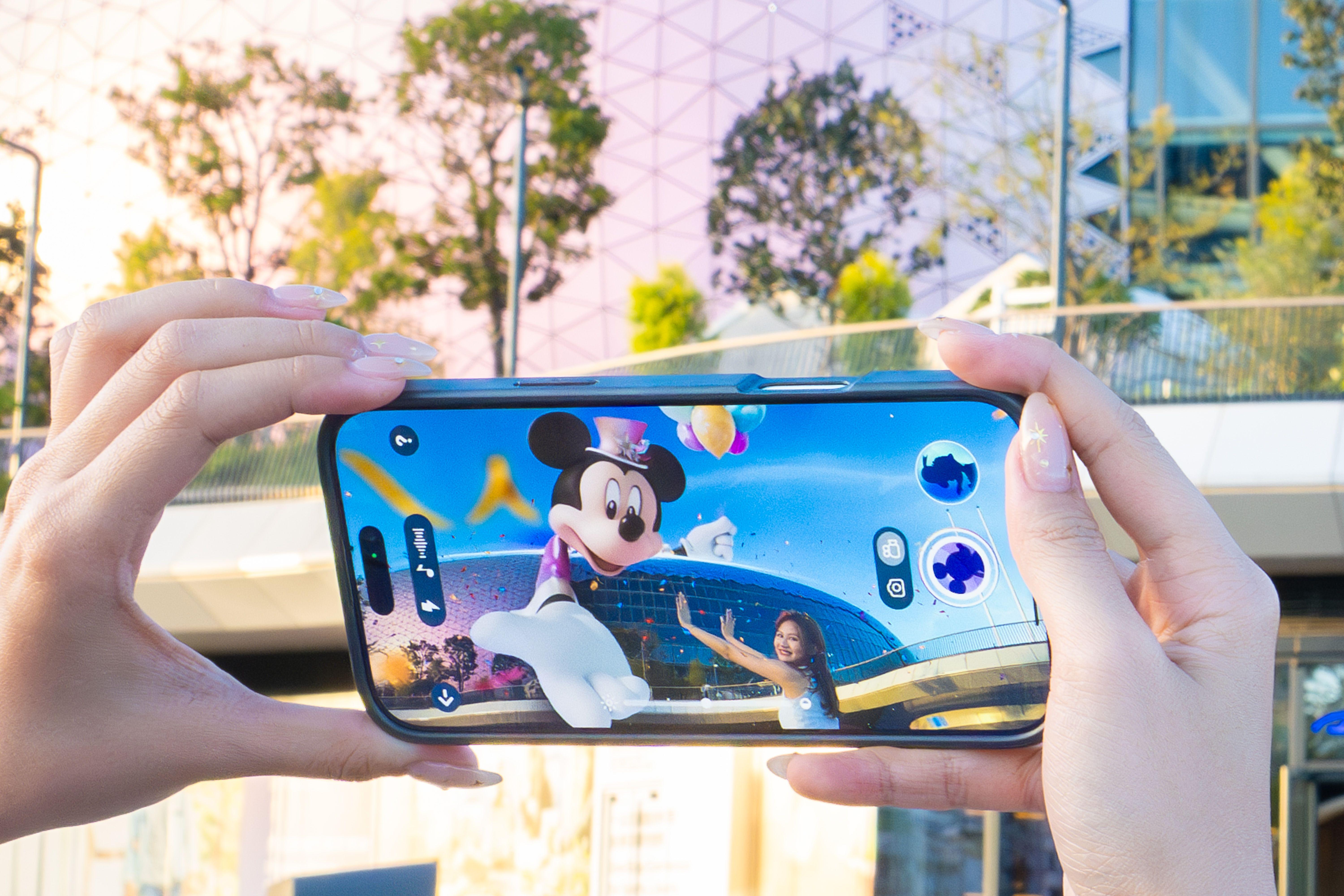 即日起,於美食海灣的指定地點,開啟香港迪士尼樂園官方手機應用程式,即可與米奇老鼠及唐老鴨,以AR擴增實境濾鏡互動合照拍片