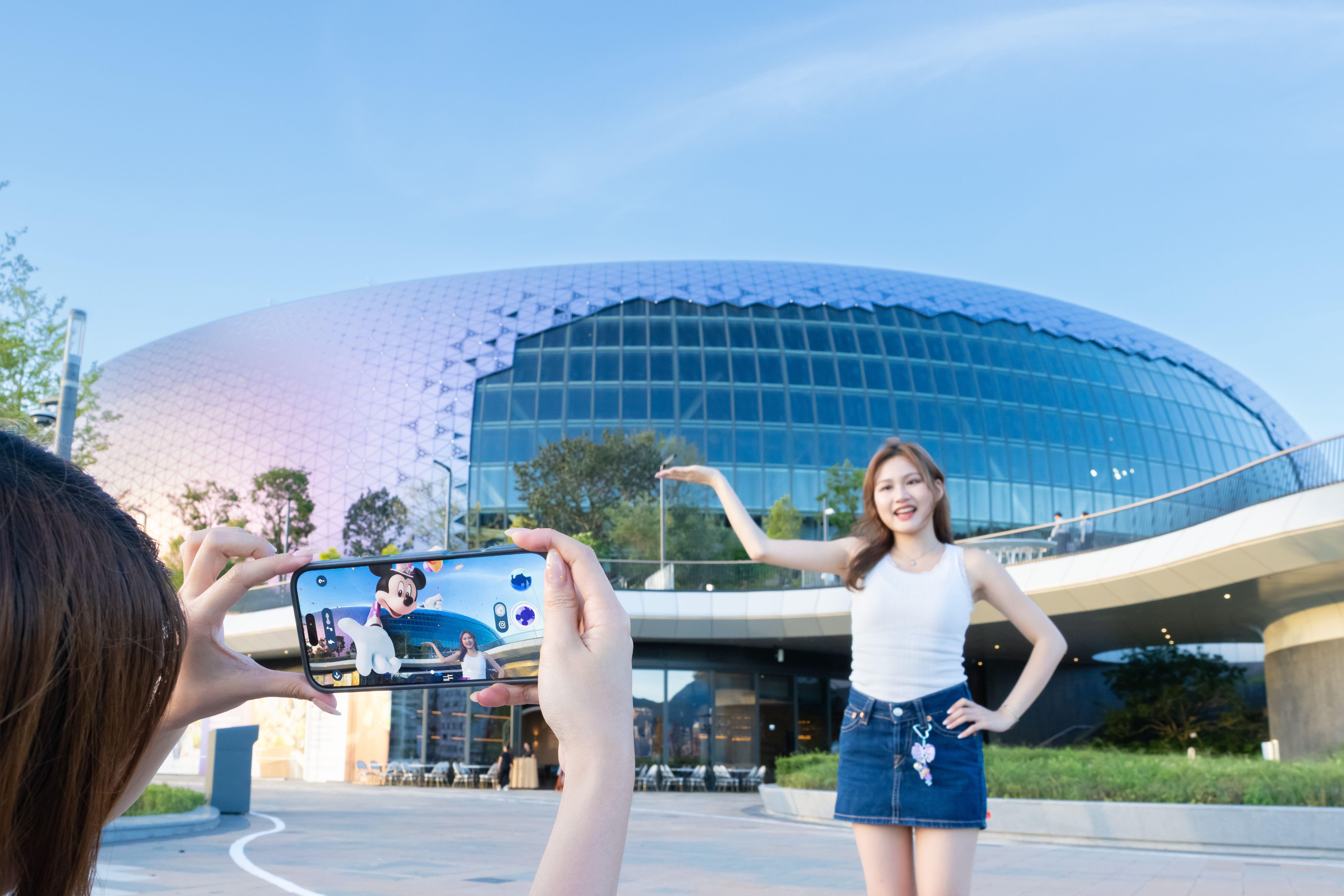 即日起,於美食海灣的指定地點,開啟香港迪士尼樂園官方手機應用程式,即可與米奇老鼠及唐老鴨,以AR擴增實境濾鏡互動合照拍片