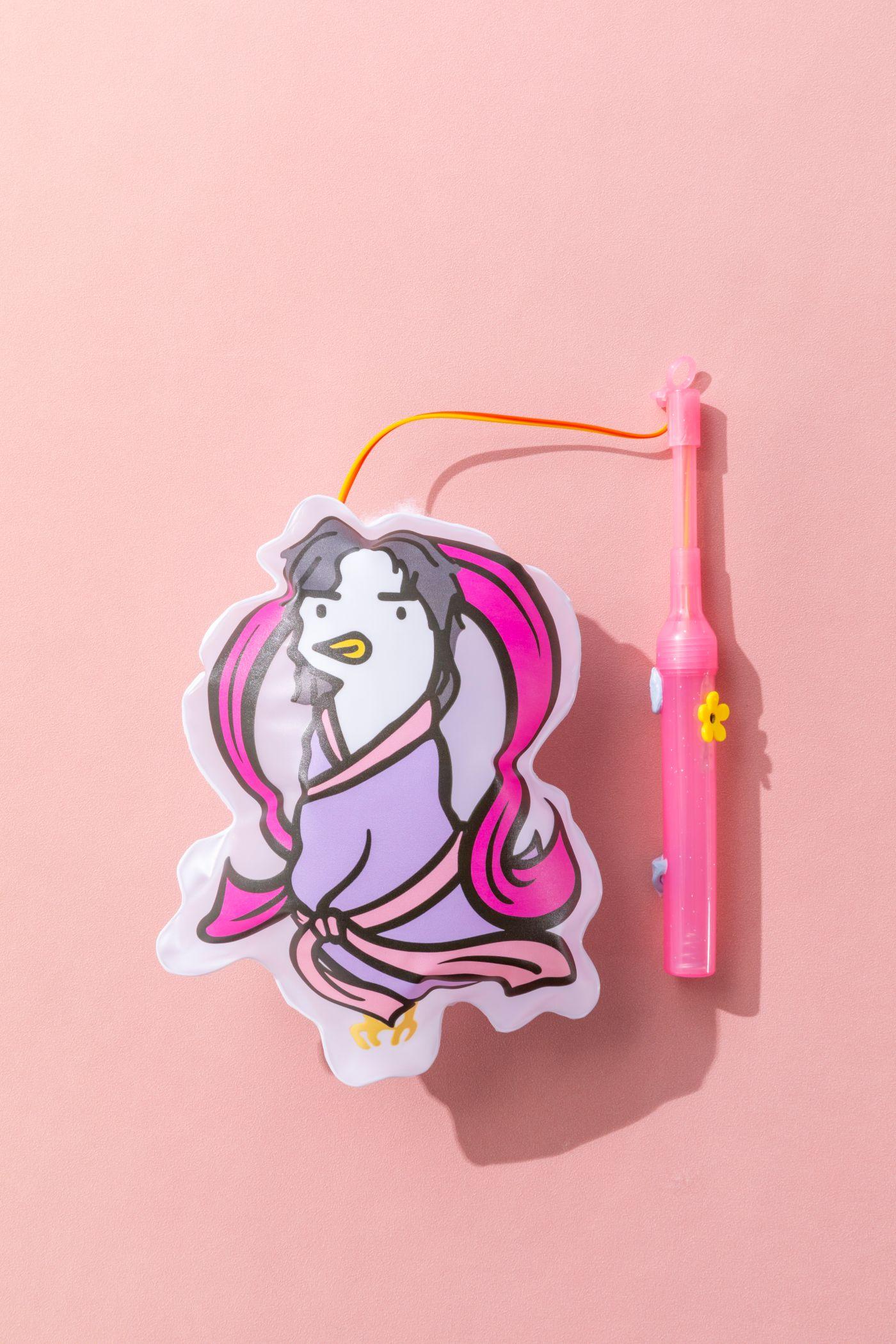 於《花玥》網站購買任何一款特別版月餅禮盒,每張訂單加$100可換取鳩仔吹氣燈籠一個。