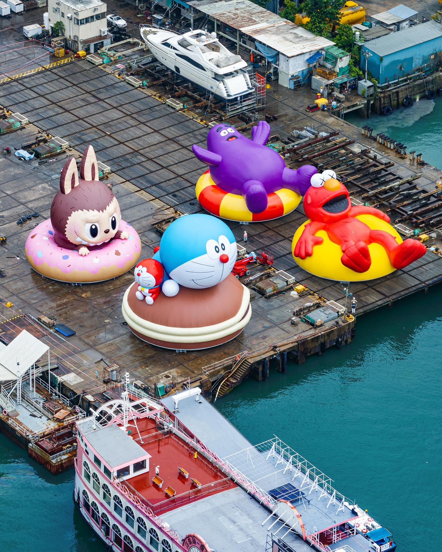 多啦A夢、KAWS & 芝麻街、滑嘟嘟及LABUBU 4座巨型海上充氣雕塑今日首次試水亮相