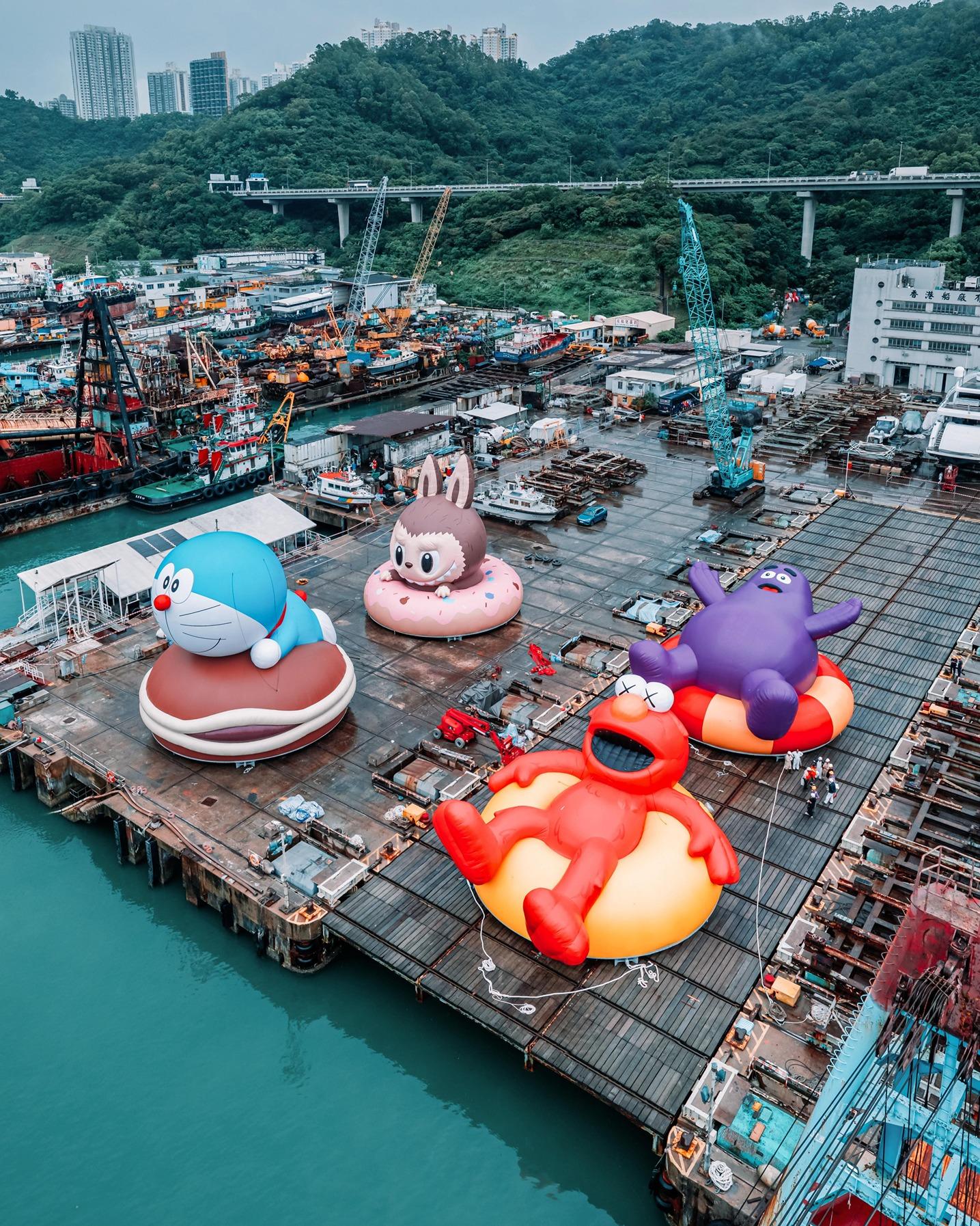 多啦A夢、KAWS & 芝麻街、滑嘟嘟及LABUBU 4座巨型海上充氣雕塑今日首次試水亮相