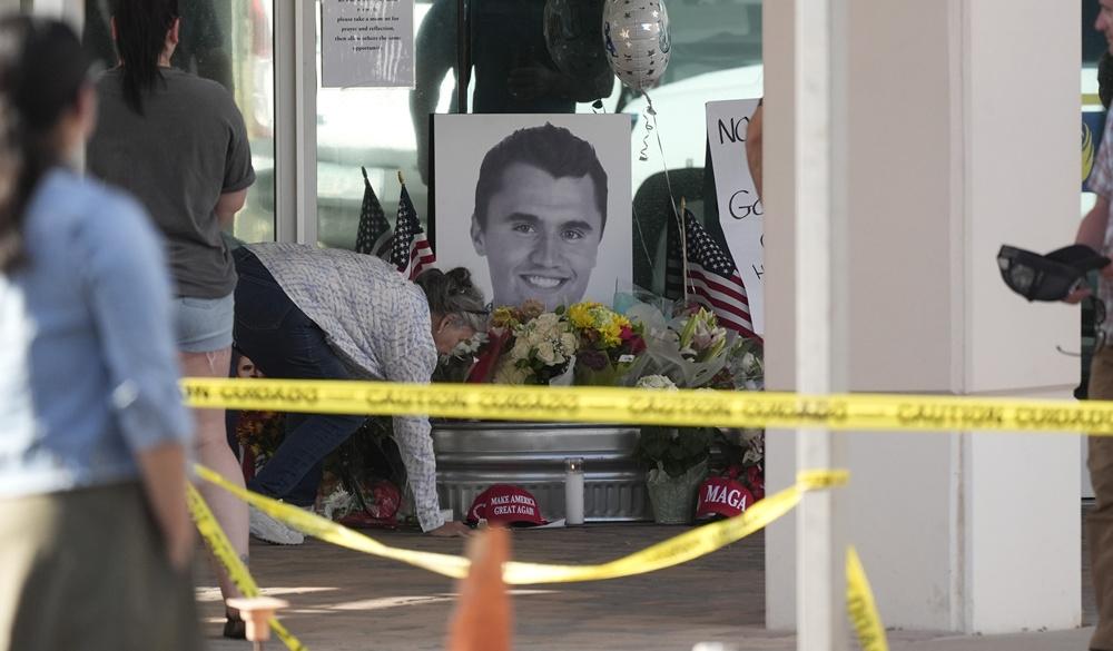 右翼名嘴柯克生前力撐擁槍,稱「死亡代價不幸但值得」。(AP)