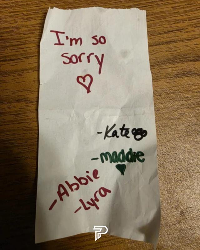 餐盒外面用簽名筆寫下「用愛做的」(made with LOVE),收據背後還有員工們的留言慰問。(FB)