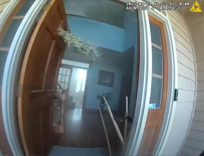 警員Michael Ely破門入屋。(FB)