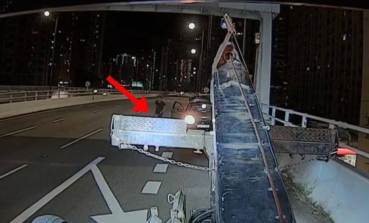 私家車司機突然從車尾箱擸棍追向拖車。(Threads)