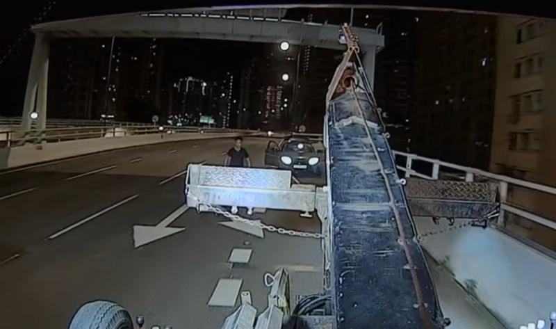 私家車司機突然從車尾箱擸棍追向拖車。(Threads)