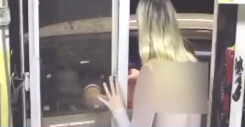 女店員把餐點遞給Ezekiel。(X)