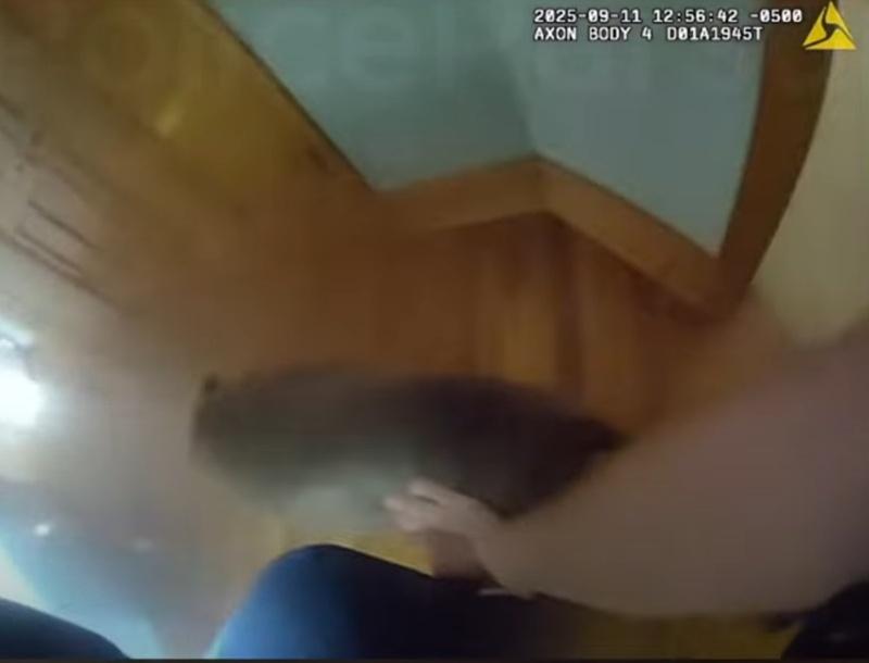 警員移開閘門後,Oakley逕自急步走向屋內。(FB)