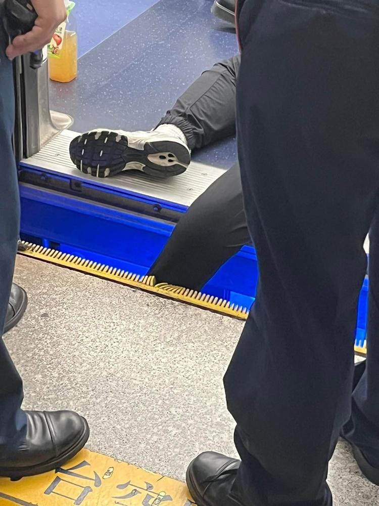 事主小腿向前拗曲動彈不得。(FB/車cam L(香港群組))