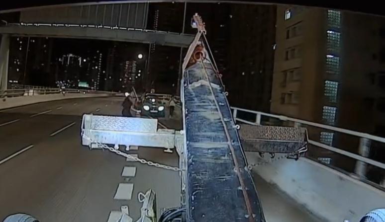 私家車司機未能追上拖車,向拖車掟棍洩忿。(Threads)