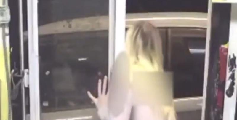 Ezekiel猛力抓住女店員的手,試圖把人拉出來。(X)