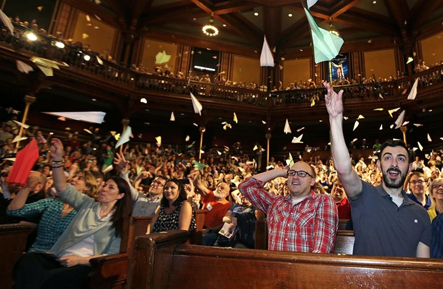 向舞台投射紙飛機的傳統。(AP)