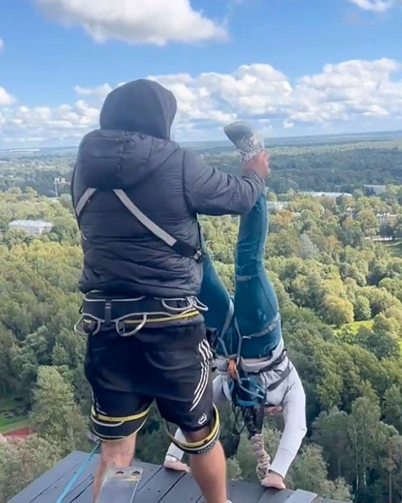 第一次跳躍全程被拍攝下來,她以倒立方式,頭朝下躍下。(YouTube)