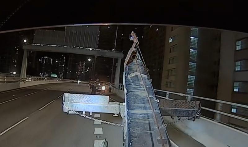 私家車司機未能追上拖車,向拖車掟棍洩忿。(Threads)